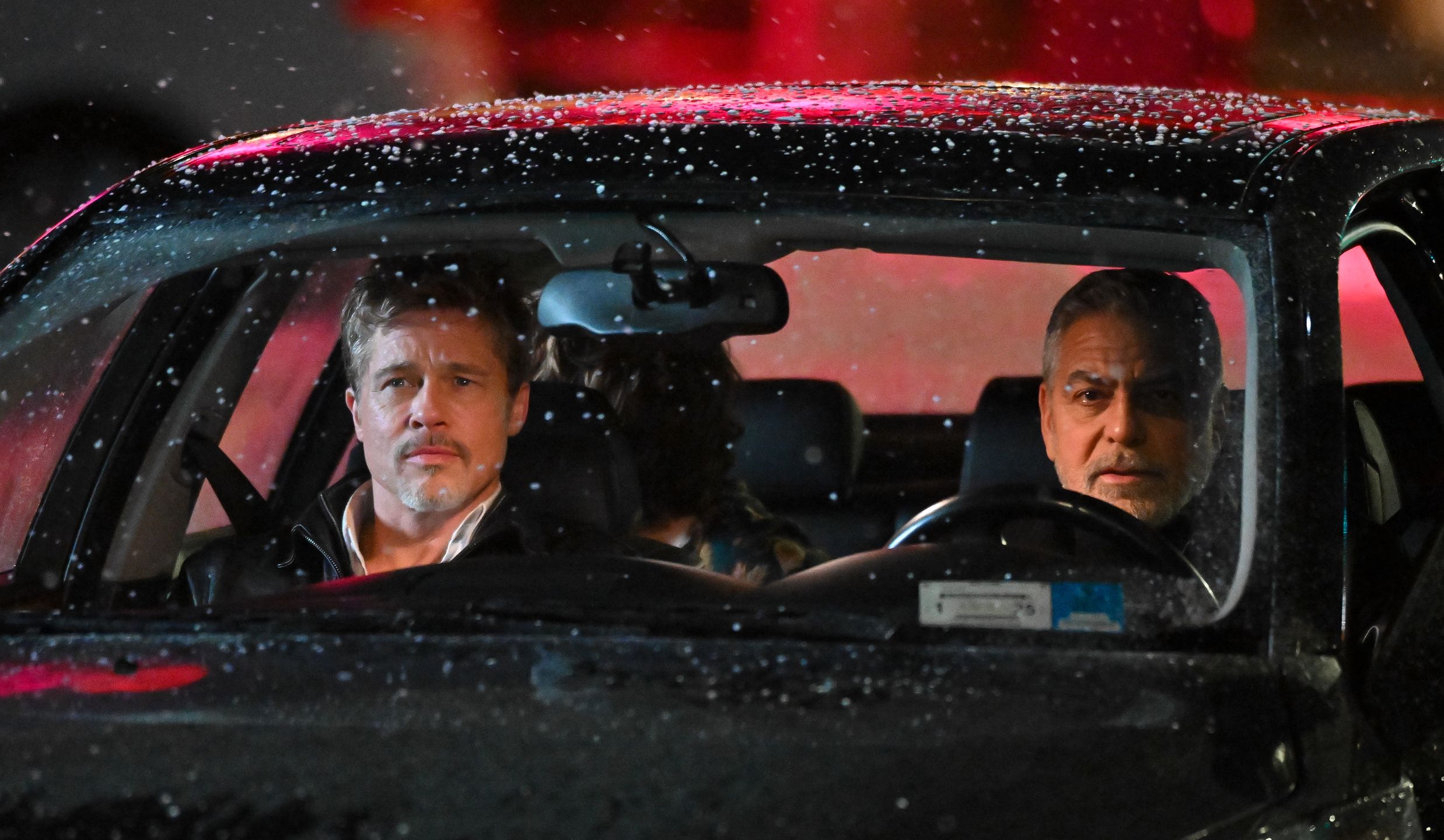 George Clooney i Brad Pitt na planie filmu "Wolves" Jona Wattsa