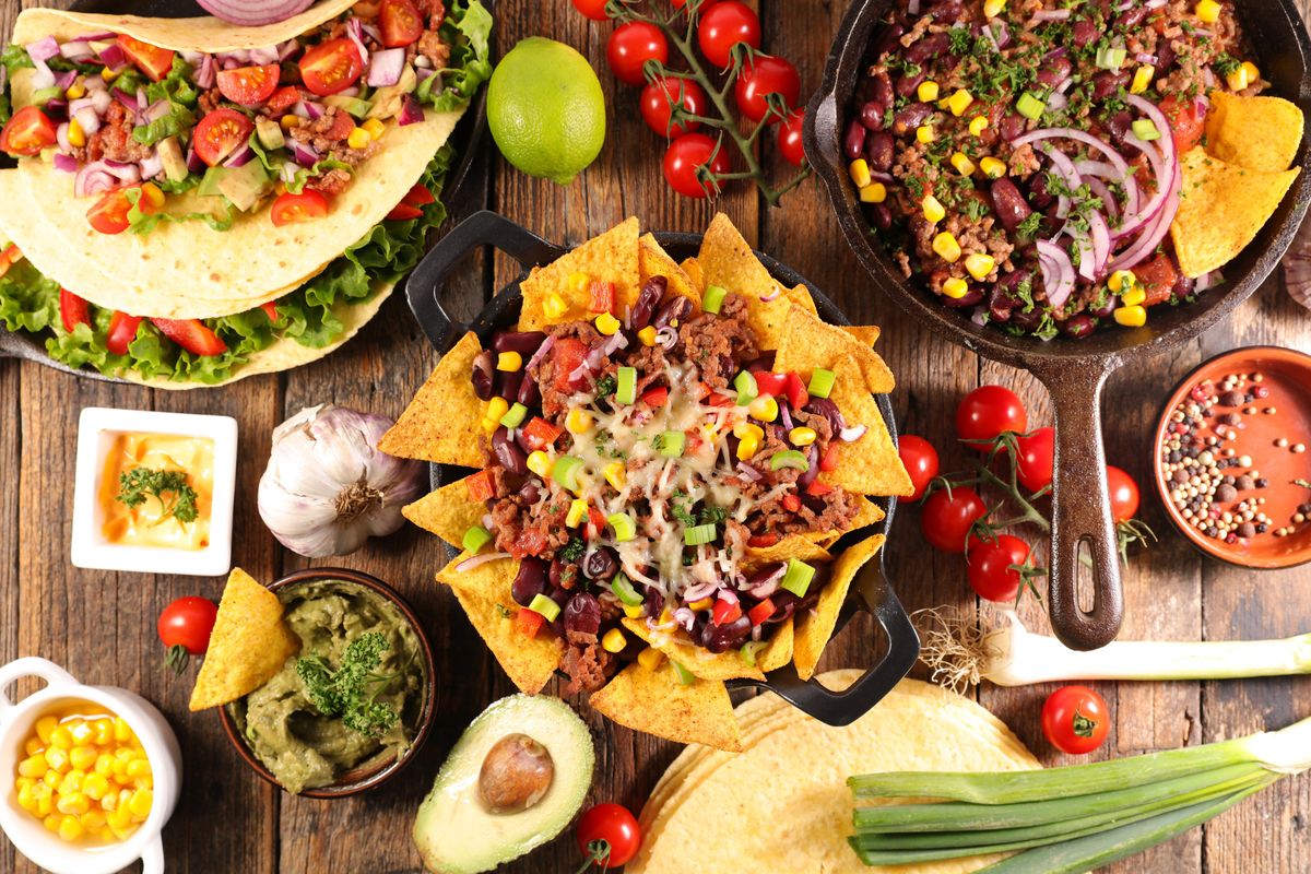 Kuchnia meksykańska opiera się przede wszystkim na kukurydzy, chili, fasoli, awokado, pomidorach, kakao, limonce 
