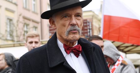 Janusz Korwin-Mikke udzielał wywiadu. Stylizacja z #hot16challange weszła mu w krew