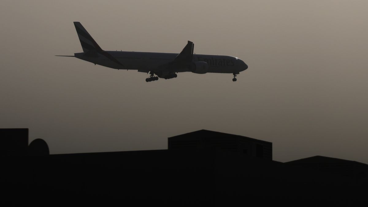 Samolot lądujący na Międzynarodowym Lotnisku w Dubaju 3.03.2026