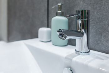 Zwalcza pleśń w łazience lepiej niż chemia. Babciny sposób wraca do łask