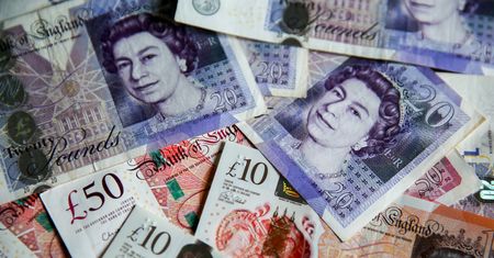 Kursy walut 21.02.2022. Poniedziałkowy kurs funta, euro, dolara i franka szwajcarskiego