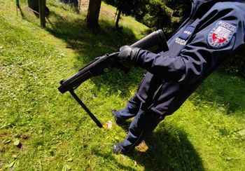 Zabarykadował się w domu i strzelał do policjantów. Potem użył piły łańcuchowej