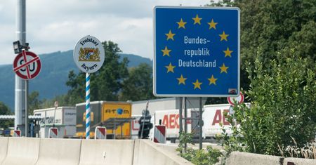 Zamiast gotówki karta. Niemcy testują nowy program dla imigrantów