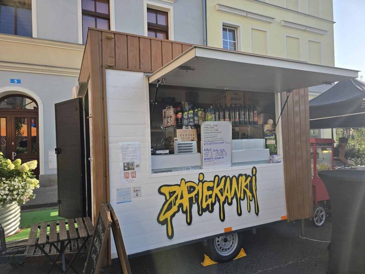 Za dawną synagogą w Lesznie zorganizowano "Letnie popołudnie" Były atrakcje dla dzieci, koncert i seans filmowy