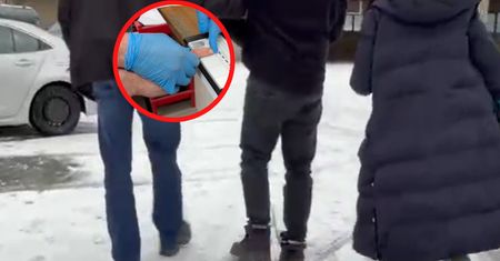 Wbił nóż 6-letniej córce. Horror. Po ataku zabarykadował się w pokoju