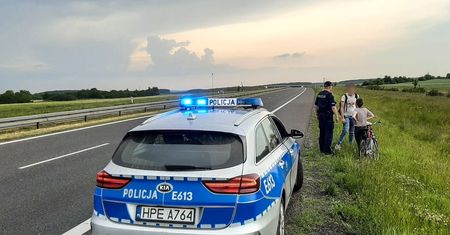 Świebodzin. Blisko tragedii na S3. Dwie osoby jechały rowerem drogą ekspresową