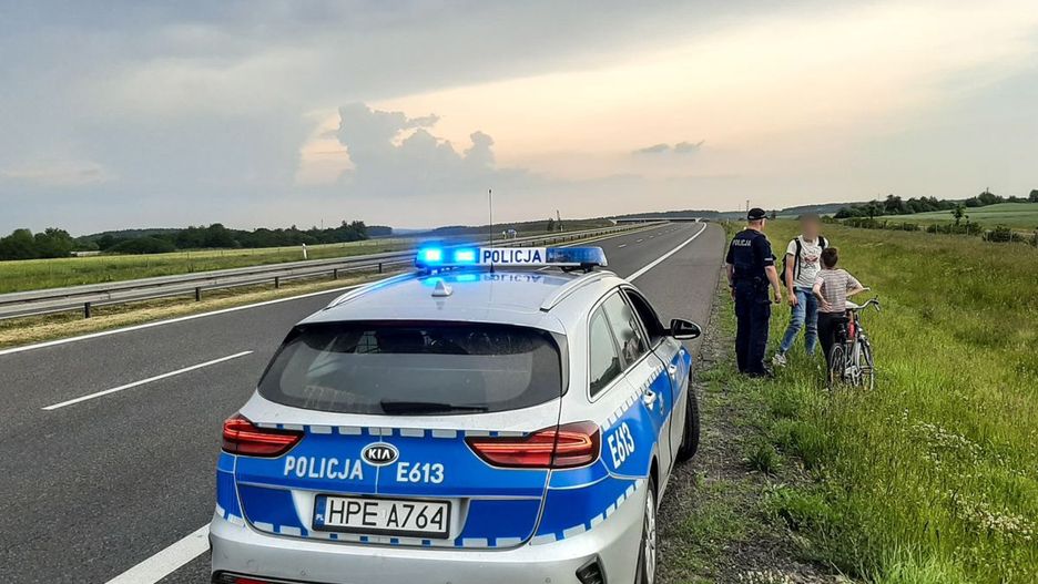 Świebodzin. Dwójka rowerzystów zatrzymana na drodze ekspresowej S3.