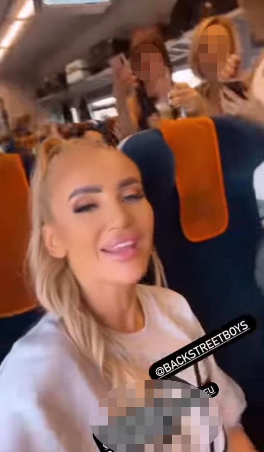 Izabela Macudzińska z koleżankami w pociągu
