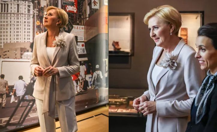 Agata Duda w brązowym kostiumie