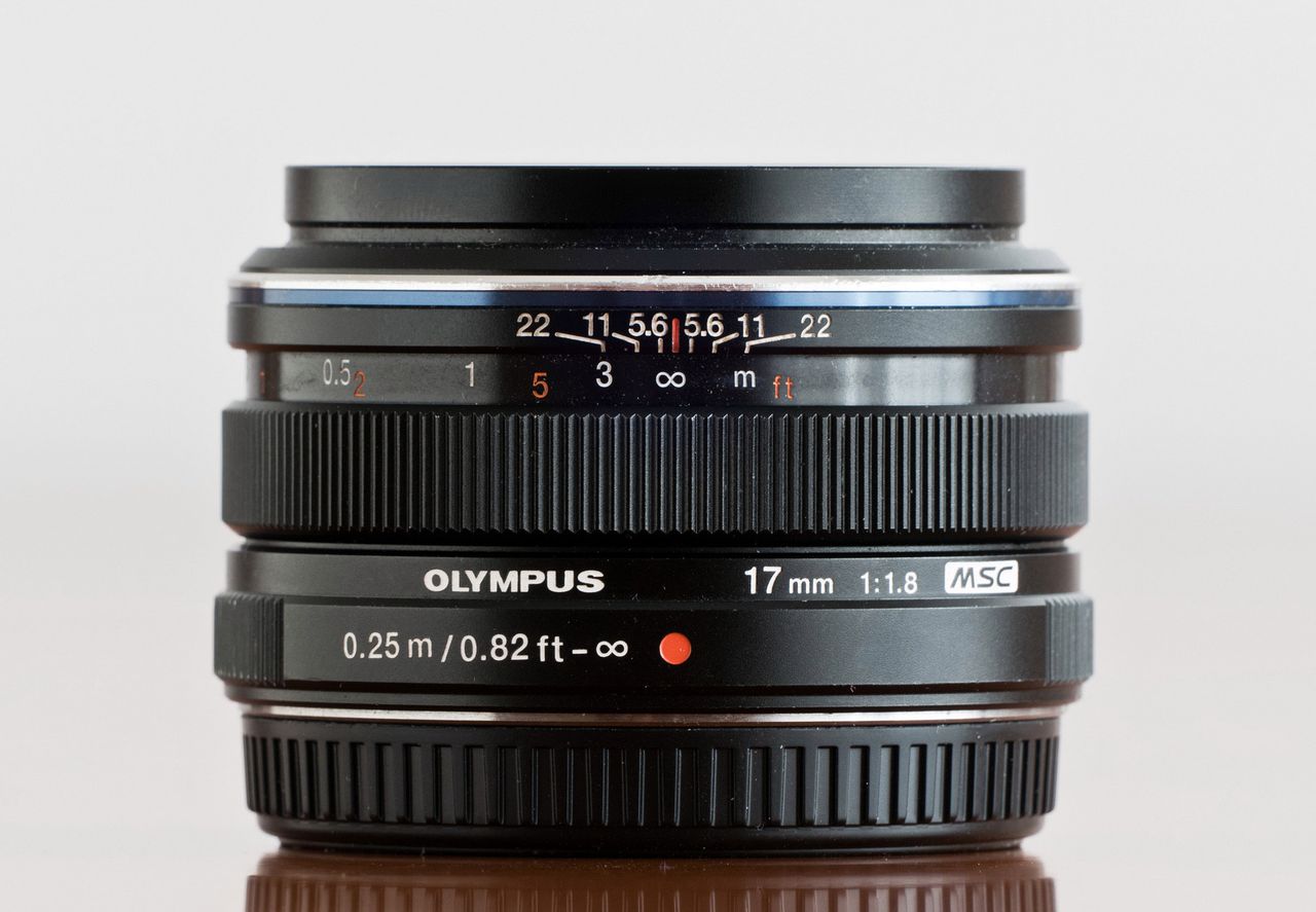 Do testu, dla porównania, przygarnąłem maleńki M.Zuiko ED 17 mm f/1.8 z rodziny Premium. Też metalowy, nawet bardziej niż jaśniejszy brat, jednak ważący zaledwie 120 g, mierzący 3,5 cm długości i korzystający z filtrów 46 mm. Ma on ciut większą minimalną odległość ogniskowania (25 cm), ale pierścień ostrości też się odsuwa, więc mamy opcję „tradycyjnego” ręcznego ostrzenia. Optycznie znacznie mniej wyrafinowany, ale i tak nie brakuje mu soczewek asferycznych, HR, a nawet wyrafinowanej DSA. Ani przeciwodblaskowych powłok ZERO. Zobaczymy jak ten „ubogi krewny” wypadnie w teście, zwłaszcza w porównaniu ze znacznie droższym modelem.