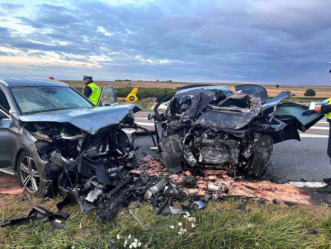 Dziecinin: Zjechał na czołówkę. Zginęła kobieta, 20-latek w szpitalu