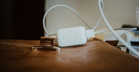 Samsung po cichu usunął reklamę, w której śmiał się z Apple. Czego się boi?