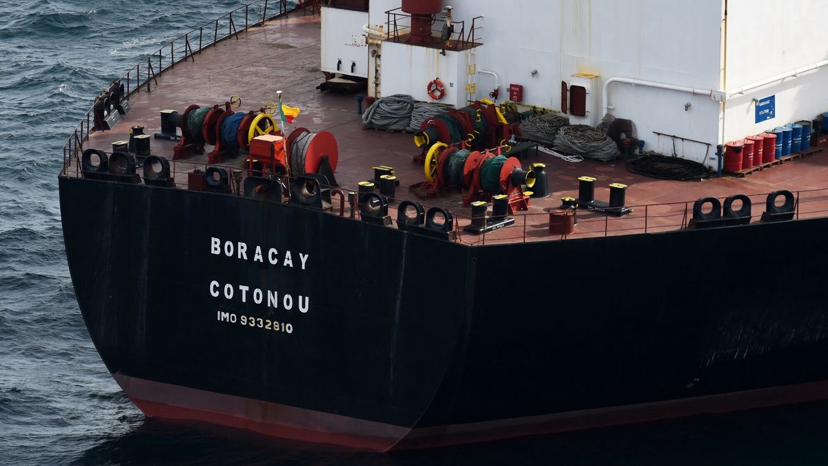 Tankowiec Boracay podejrzany o udzia? w lotach rosyjskich dron�w nad Dani?
The tanker Boracay that allegedly belongs to Russia's so-called shadow fleet, Thursday, Oct. 2, 2025, off Saint-Nazaire, France's Atlantic coast. (AP Photo/Mathieu Pattier)
Mathieu Pattier