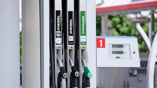 Diesel w dół o 8 groszy, Pb98 mocno w górę. Nowe maksymalne stawki paliw na czwartek, 29 października