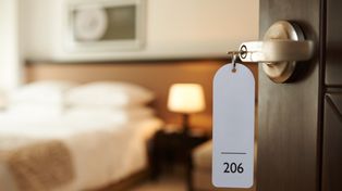 Mikołajki: Turysta brutalnie napadnięty w pokoju hotelowym