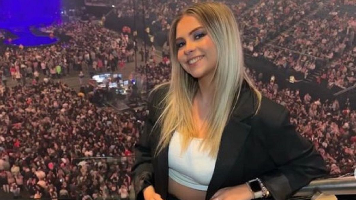 To, co dzieje się z jej twarzą, jest przerażające. 