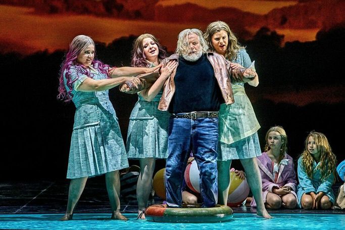 „Złoto Renu” w Bayreuth, 2025. Olafur Sigurdarson (Alberich), Katharina Konradi (Woglinde), Natalia Skrycka (Wellgunde) i Marie Henriette Reinhold (Floßhilde) © Bayreuther Festspiele / Enrico Nawrath
