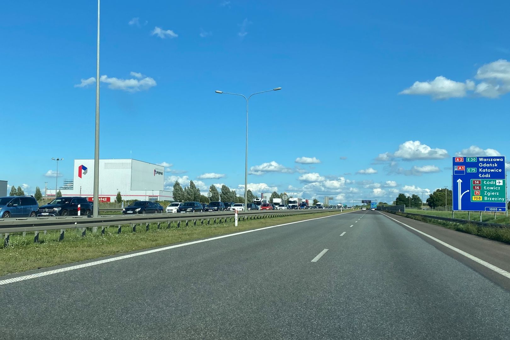 800-metrowy zator przed PPO, na którym są dwie niemal zawsze puste bramki. Zdesperowani świadomi kierowcy oraz kierowcy ciężarówek przeciskają się do nich pasami awaryjnymi.