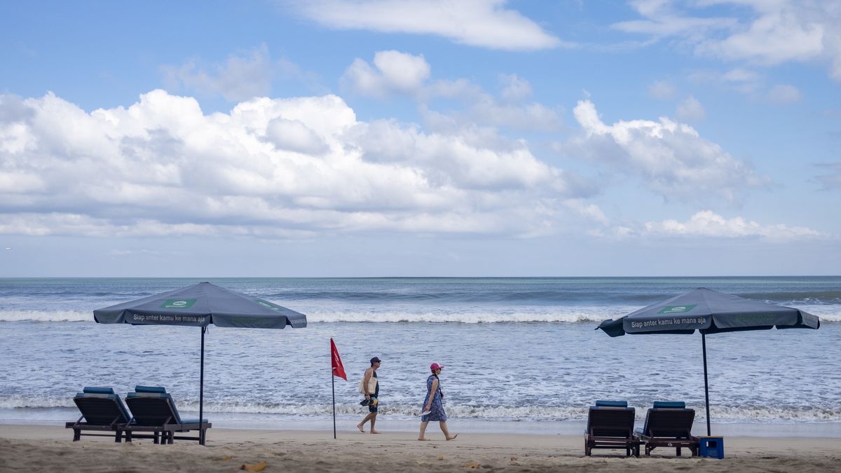 Tourists walk at a beach in Kuta, Bali, Indonesia, 27 July 2022. Bali province statistic bureau recorded the occupancy rate at Bali's hotels is 34,2 percent in the first semester of 2022. The Indonesian government granted Visa on Arrival facility to travelers holding passports of 72 countries, in an effort to boost the tourism industry. EPA/MADE NAGI Dostawca: PAP/EPA.
