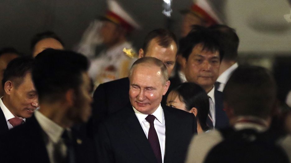 epaselect epa11423927 Russian President Vladimir Putin (C) arrives at Noi Bai international airport in Hanoi, Vietnam, early 20 June 2024. Putin arrived in Vietnam in the early hours of 20 June following his visit to North Korea the previous day. EPA/LUONG THAI LINH Dostawca: PAP/EPA.