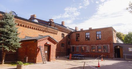 Miliony na remont płockiej "Szóstki". Odnowiona zostanie elewacja i szkolne wnętrza