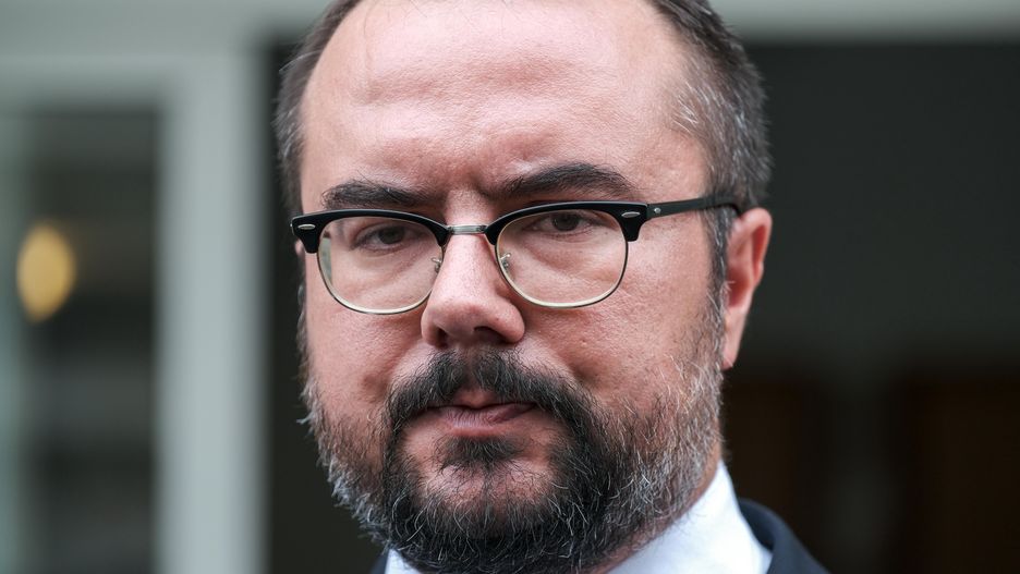 Pawe� Jab�o�ski
Warszawa, 17.07.2023. Podsekretarz stanu w Ministerstwie Spraw Zagranicznych Pawe� Jab�o�ski  podczas konferencji prasowej przed siedzib� Platformy Obywatelskiej w Warszawie, 17 bm. Politycy PiS apelowali do przewodnicz�cego PO Donalda Tuska o to, by ujawni� swoje wynagrodzenia. (doro) PAP/Kalbar
Archiwum Kalbar
briefing prasowy, konferencja, konferencja prasowa, polityk, polityka, portret