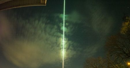To nie laser. Kosmiczny obiekt przeciął niebo na pół