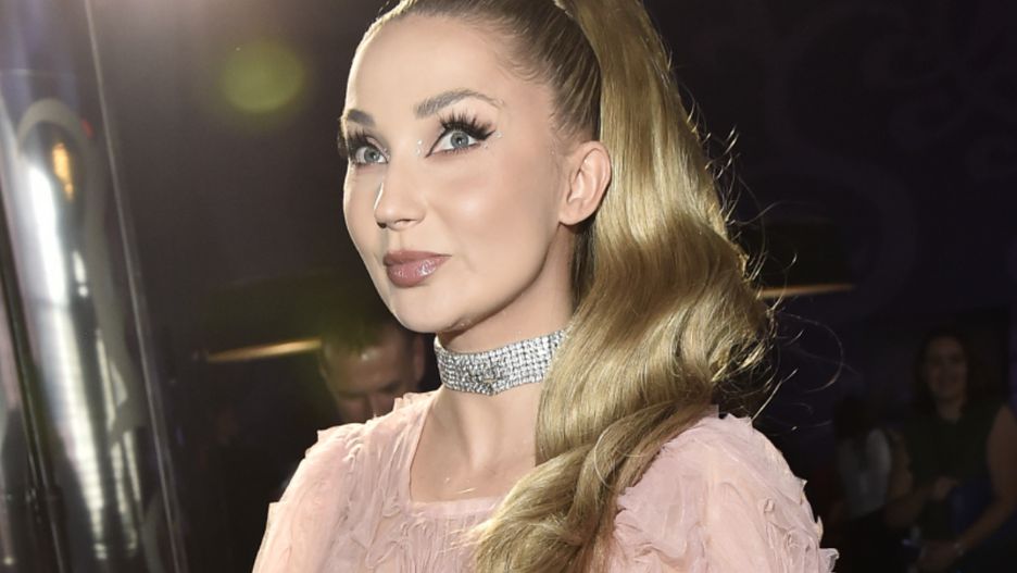 Cleo w różowej stylizacji