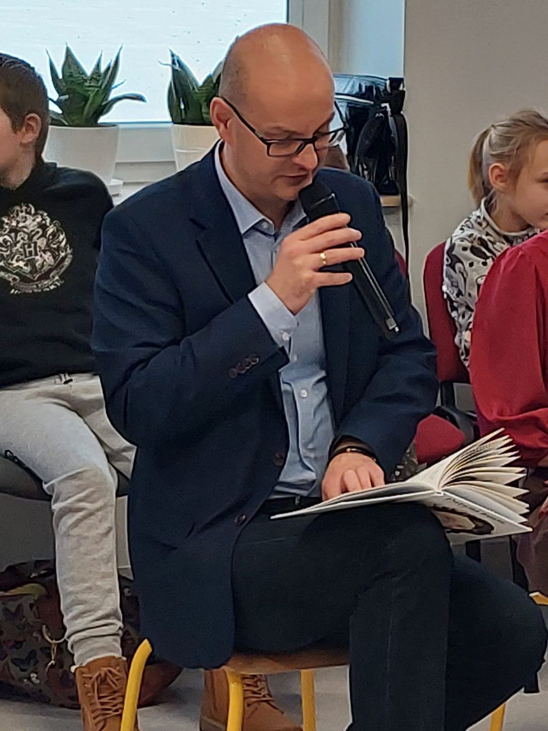 Wśród czytających książki był Paweł Niedźwiedź, burmistrz Sandomierza.   