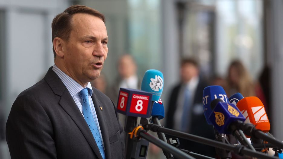 Polish Foreign Minister Radoslaw Sikorski speaks to the media during a North Atlantic Treaty Organization (NATO) Foreign Affairs Ministers meeting in Brussels, Belgium, 03 April 2024. Allied Foreign Affairs Ministers attend a meeting of NATO Ministers of Foreign Affairs at NATO Headquarters in Brussels on 03-04 April as NATO celebrates its 75th anniversary. On 04 April 1949, the 12 founding countries signed the North Atlantic Treaty, called the Washington Treaty. It committed each member to share the risk, responsibilities, and benefits of collective defense. EPA/OLIVIER HOSLET Dostawca: PAP/EPA.
