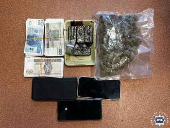 Kielce: Policja znalazła narkotyki i 15 tys. zł u dwóch nastolatków