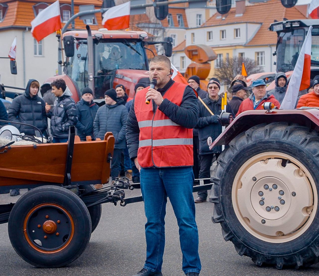 Grzegorz Majewski przemawia w czasie protestu w Elblągu 9 lutego 