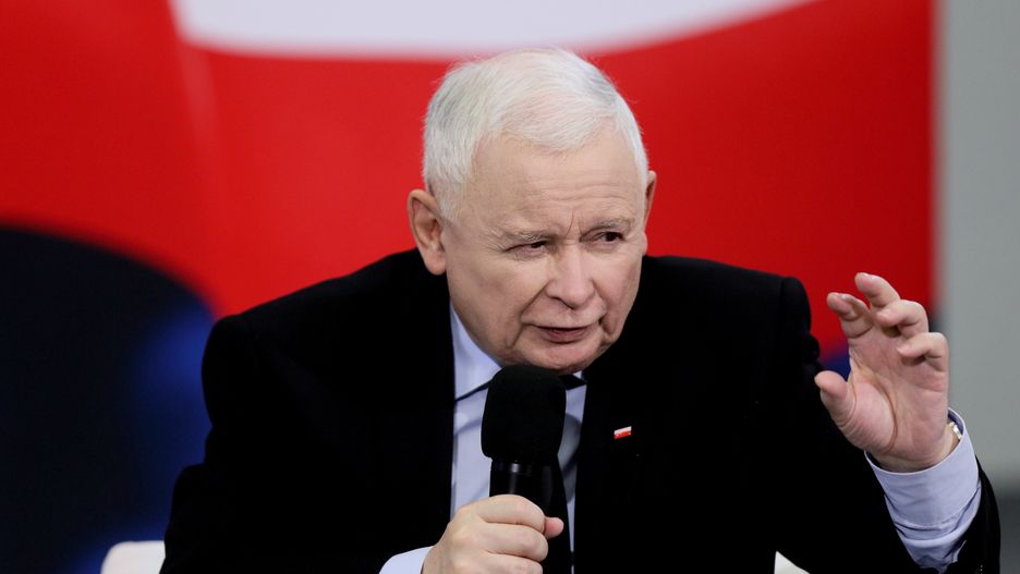 Żywiec, 13.11.2022. Prezes Prawa i Sprawiedliwości Jarosław Kaczyński podczas spotkania z mieszkańcami miasta w Miejskim Centrum Kultury w Żywcu, 13 bm., w ramach objazdu po kraju i spotkań z wyborcami. (amb) PAP/Tomasz Wiktor