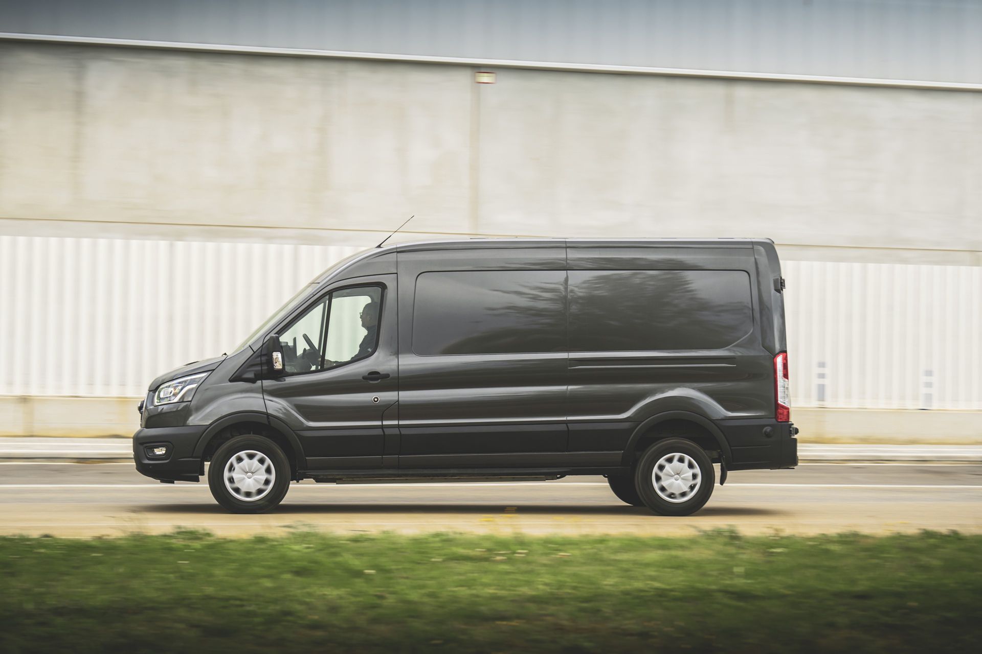 Ford E-Transit Magnetic L3H2 420