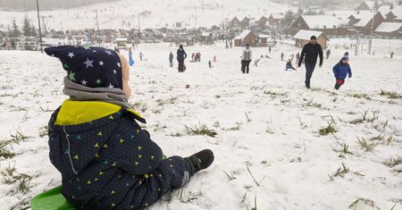 Beskidy. Na nartach nie wolno, więc jeżdżą na sankach…oby bezpiecznie