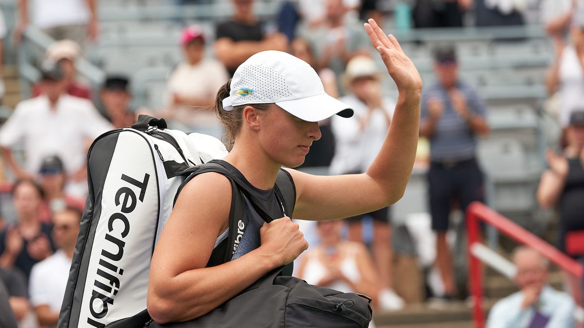 Iga Swiatek of Poland leaves the court after losing against Jessica Pegula (unseen) of the US in the women's singles semi-finals of the WTP Canadian Open tennis tournament, in Montreal, Canada, 12 August 2023. EPA/ANDRE PICHETTE Dostawca: PAP/EPA.