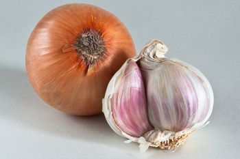 Większość ludzi źle przechowuje cebulę i czosnek. A przez to tracą smak i najcenniejsze właściwości