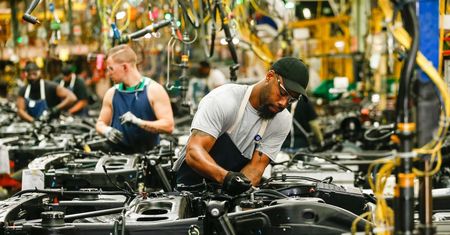 Stellantis i General Motors zapłacą więcej. Związki zawodowe wywalczyły podwyżki