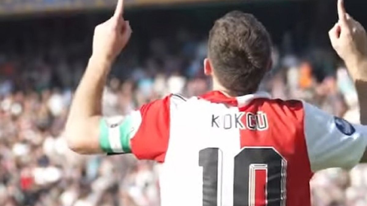 Orkan Kokcu wznosi ręce po strzeleniu gola