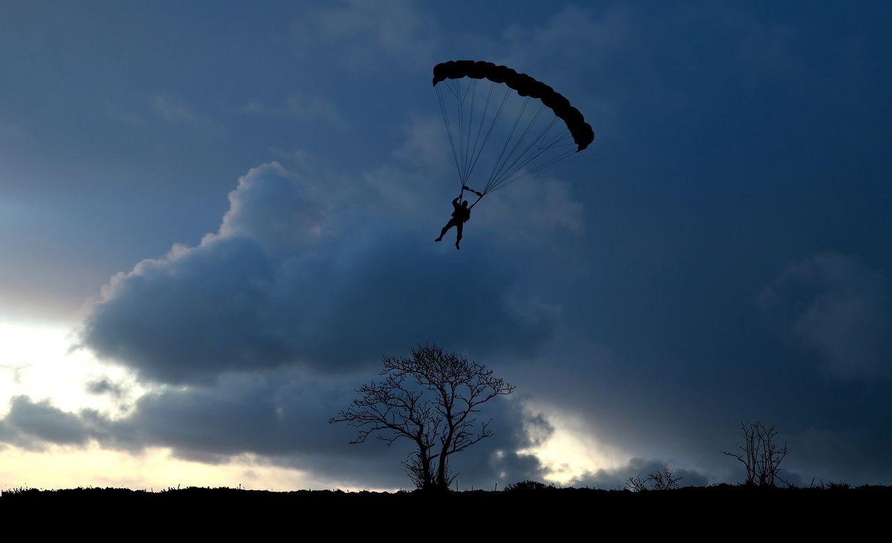 Skok ze spadochronem - zdjęcie ilustracyjne 