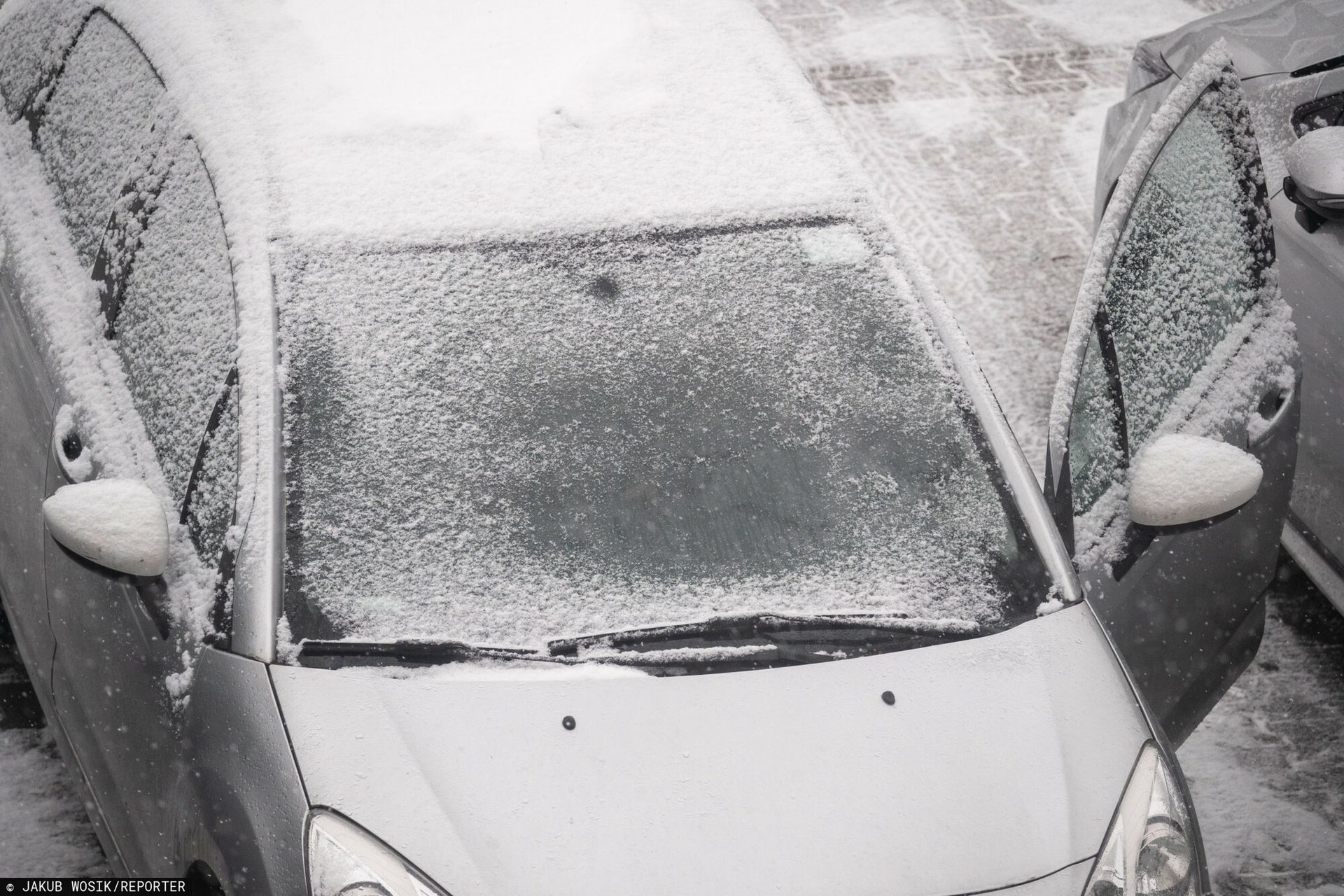 Nieodpowiedzialne zachowanie ojca. Zostawił syna w zasypanym samochodzie