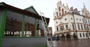 Rzeszów: Rynek zmienia się na święta. Rozpoczął się montaż miasteczka