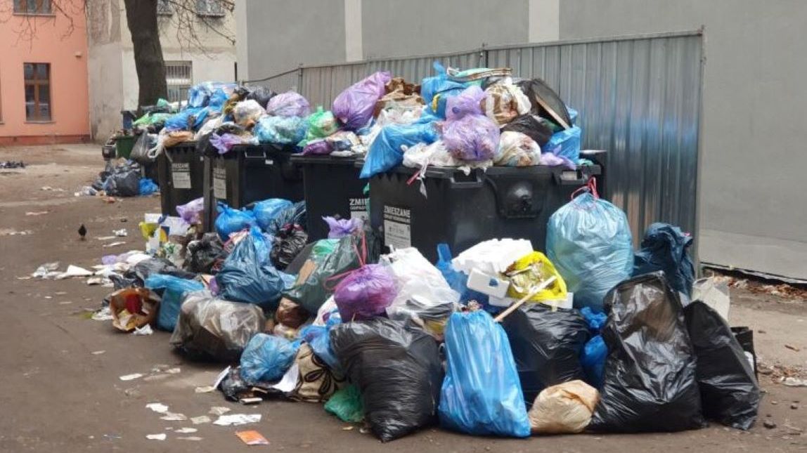 Mieszkańcy wrocławskiego osiedla zmagali się ze "śmieciowym" problemem 
