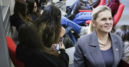 Nowacka zapowiada zakaz telefonów w szkołach. Mowa nawet o 1 września