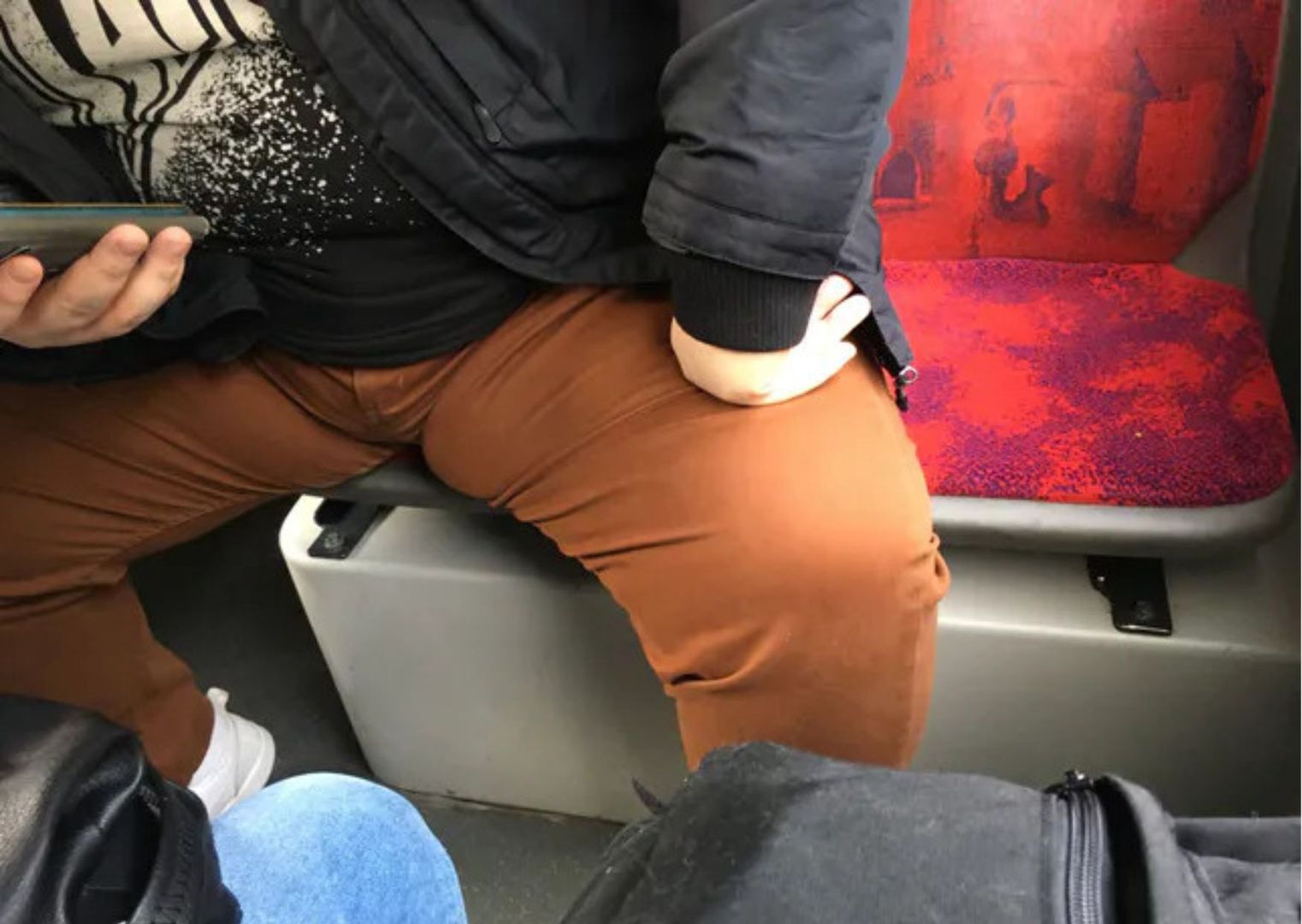 Mężczyzna rozkraczył się w autobusie