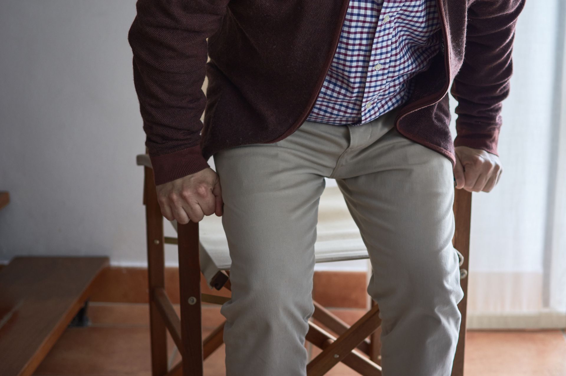 Podpieranie się rękami przy wstawaniu to znak. Organizm sygnalizuje problem