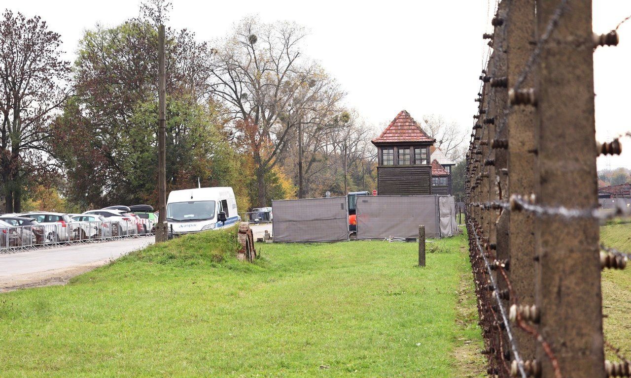 Od strony Bramy Śmierci zostało historyczne ogrodzenie byłego KL Birkenau