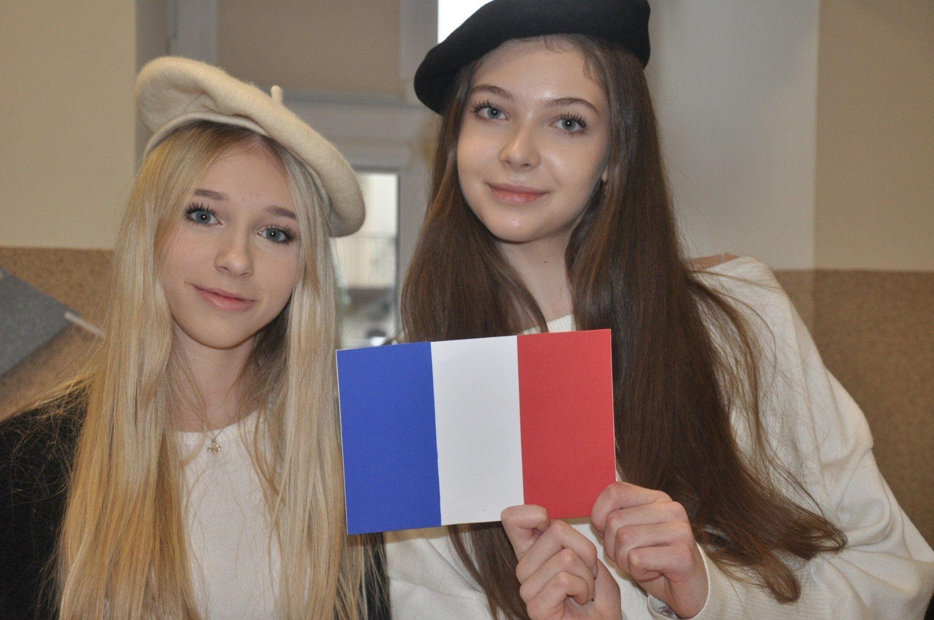 Dzień Kultury Europejskich w I Liceum Ogólnokształcącym im. Komisji Edukacji Narodowej w Końskich. Julia Masłowska i Julia Dzwonek przy francuskim stoisku. Więcej na kolejnych zdjęciach