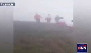 Ratownicy błądzą we mgle. Pierwsze filmy z akcji w Iranie